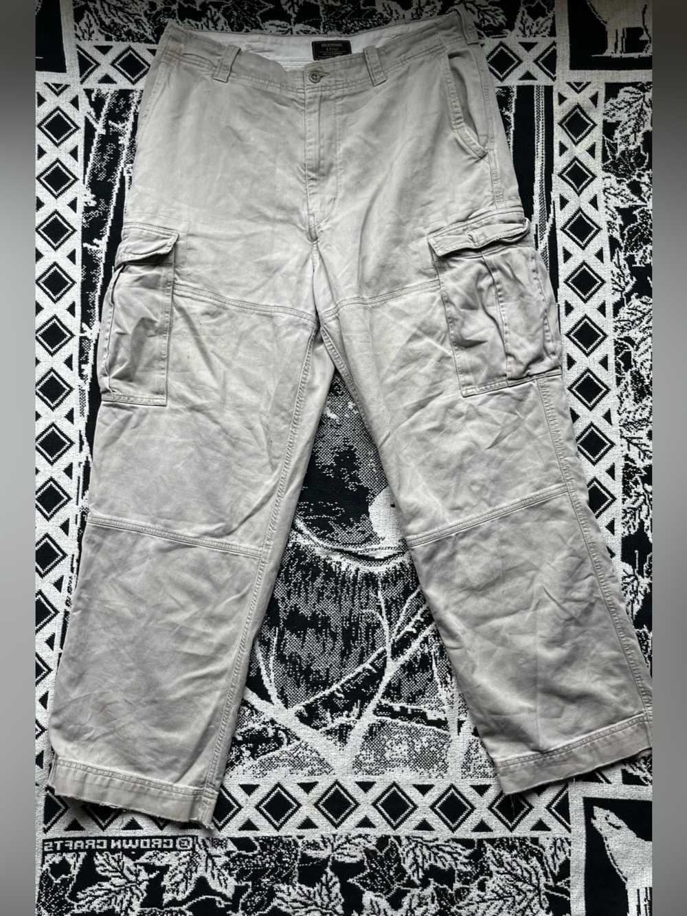 Abercrombie & Fitch Men's Straight Cargo Jeans in Light Gray